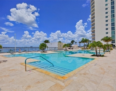 3000 Oasis Grand Boulevard - Photo Thumbnail 36