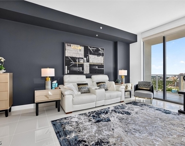 3000 Oasis Grand Boulevard - Photo Thumbnail 7