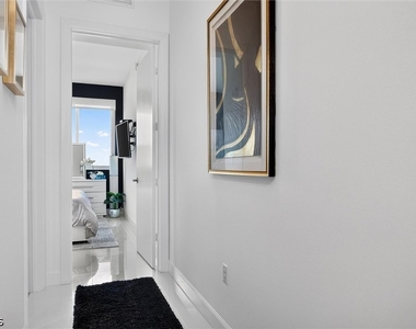 3000 Oasis Grand Boulevard - Photo Thumbnail 16