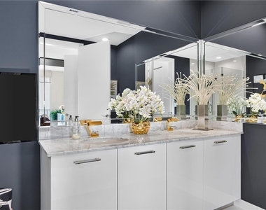 3000 Oasis Grand Boulevard - Photo Thumbnail 23