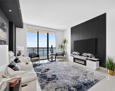 3000 Oasis Grand Boulevard - Photo Thumbnail 1