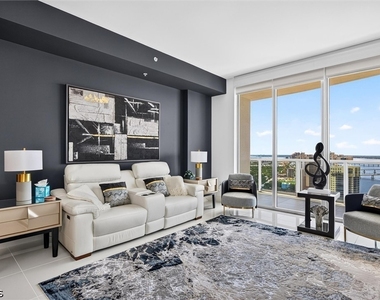 3000 Oasis Grand Boulevard - Photo Thumbnail 3
