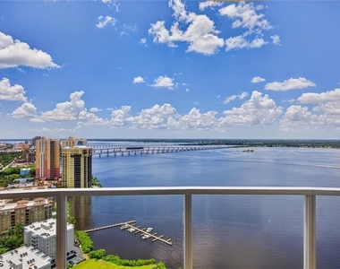 3000 Oasis Grand Boulevard - Photo Thumbnail 13
