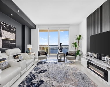3000 Oasis Grand Boulevard - Photo Thumbnail 6
