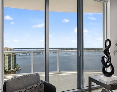 3000 Oasis Grand Boulevard - Photo Thumbnail 11