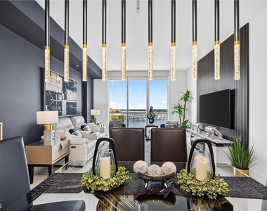 3000 Oasis Grand Boulevard - Photo Thumbnail 14