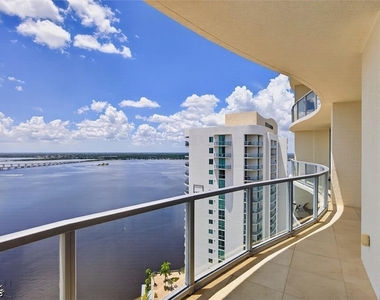 3000 Oasis Grand Boulevard - Photo Thumbnail 12