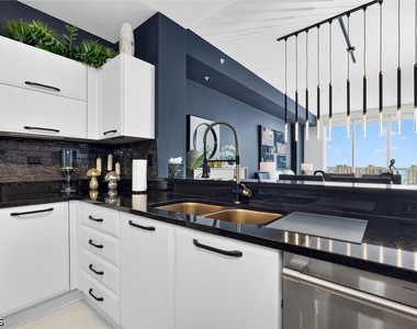 3000 Oasis Grand Boulevard - Photo Thumbnail 2