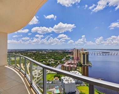 3000 Oasis Grand Boulevard - Photo Thumbnail 4