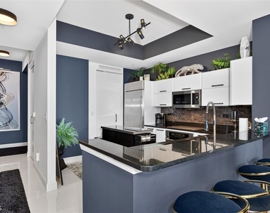 3000 Oasis Grand Boulevard - Photo Thumbnail 8