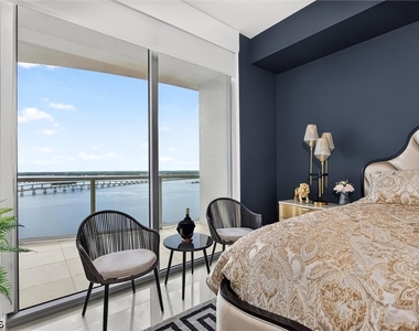 3000 Oasis Grand Boulevard - Photo Thumbnail 20