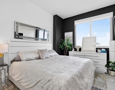 3000 Oasis Grand Boulevard - Photo Thumbnail 24