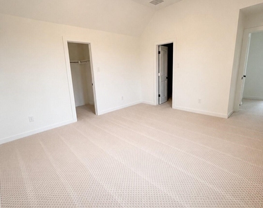 2302 Bluewood Drive - Photo Thumbnail 10