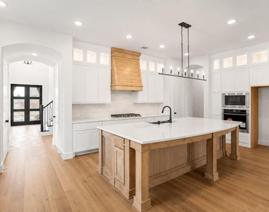 2302 Bluewood Drive - Photo Thumbnail 11