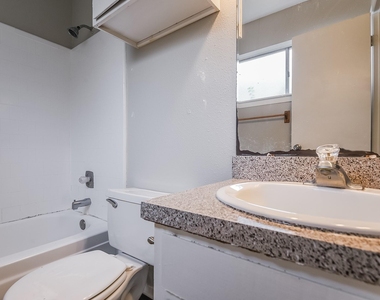 2718 N Brompton Drive - Photo Thumbnail 11