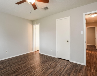 2718 N Brompton Drive - Photo Thumbnail 7