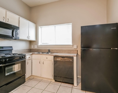 2718 N Brompton Drive - Photo Thumbnail 4