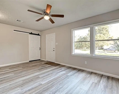 515 Bluebonnet Drive - Photo Thumbnail 4