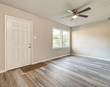 515 Bluebonnet Drive - Photo Thumbnail 5