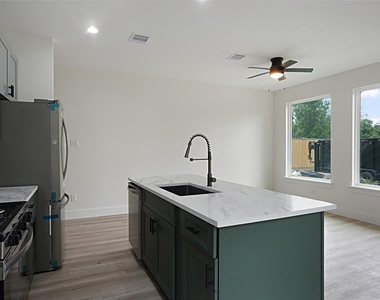 1313 Knight St - Photo Thumbnail 3