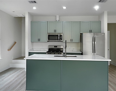 1313 Knight St - Photo Thumbnail 1