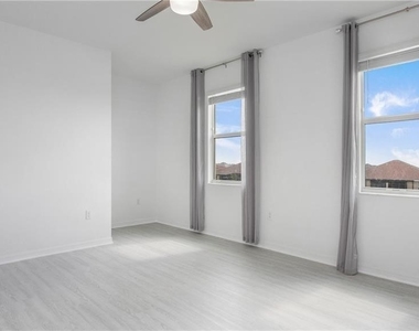 2792 Blossom Way - Photo Thumbnail 10