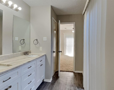 11831 Oakner Drive - Photo Thumbnail 8