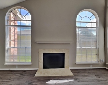 11831 Oakner Drive - Photo Thumbnail 2