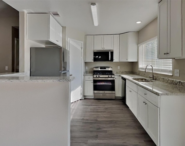 5306 Hazelgrove Drive - Photo Thumbnail 4