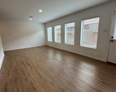 3004 Courtney Coral Ln - Photo Thumbnail 9
