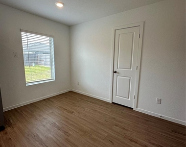3004 Courtney Coral Ln - Photo Thumbnail 29