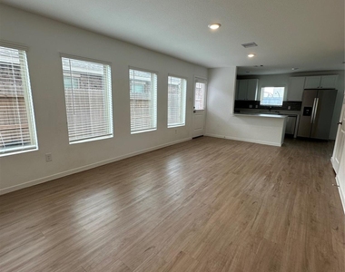 3004 Courtney Coral Ln - Photo Thumbnail 6