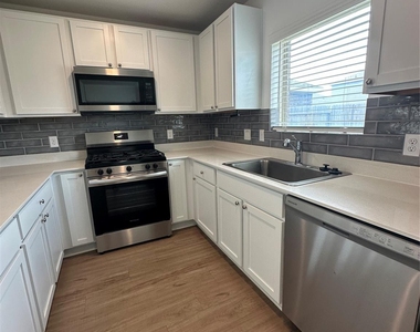 3004 Courtney Coral Ln - Photo Thumbnail 17