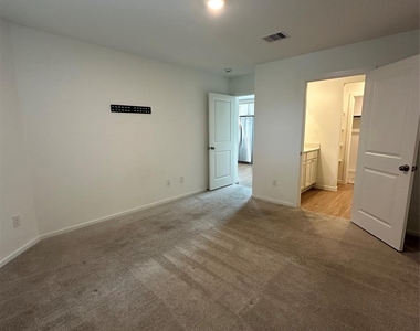 3004 Courtney Coral Ln - Photo Thumbnail 12