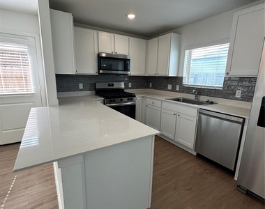 3004 Courtney Coral Ln - Photo Thumbnail 15