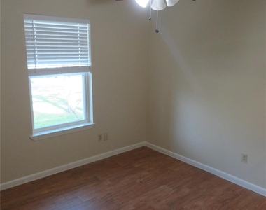 109 Laurie Lane - Photo Thumbnail 13