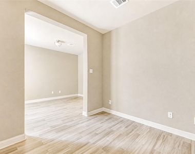 5826 Darling Street - Photo Thumbnail 6