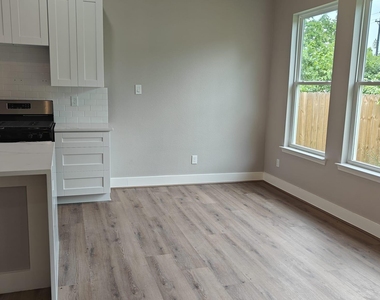 504 Center Street - Photo Thumbnail 4