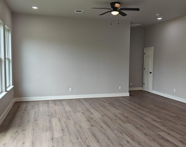 504 Center Street - Photo Thumbnail 3
