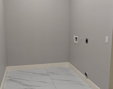 504 Center Street - Photo Thumbnail 20