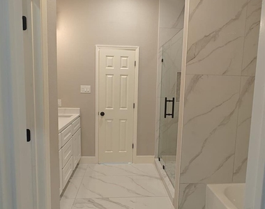 504 Center Street - Photo Thumbnail 11
