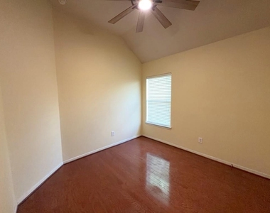 20007 Brackenton Crest Court - Photo Thumbnail 12