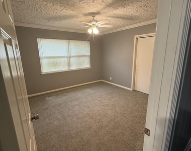 5218 Cortelyou Lane - Photo Thumbnail 11