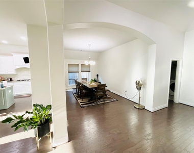 2507 Elmwood Trail - Photo Thumbnail 5