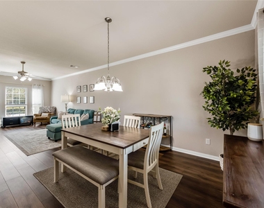 512 Forest Village Circle - Photo Thumbnail 7