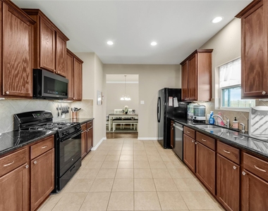 512 Forest Village Circle - Photo Thumbnail 15