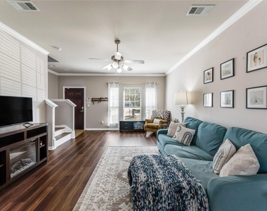 512 Forest Village Circle - Photo Thumbnail 5