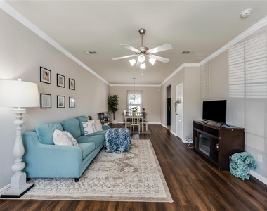 512 Forest Village Circle - Photo Thumbnail 4