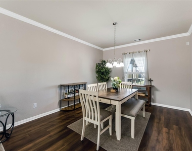 512 Forest Village Circle - Photo Thumbnail 8