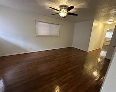 4921 Crawford Street - Photo Thumbnail 4